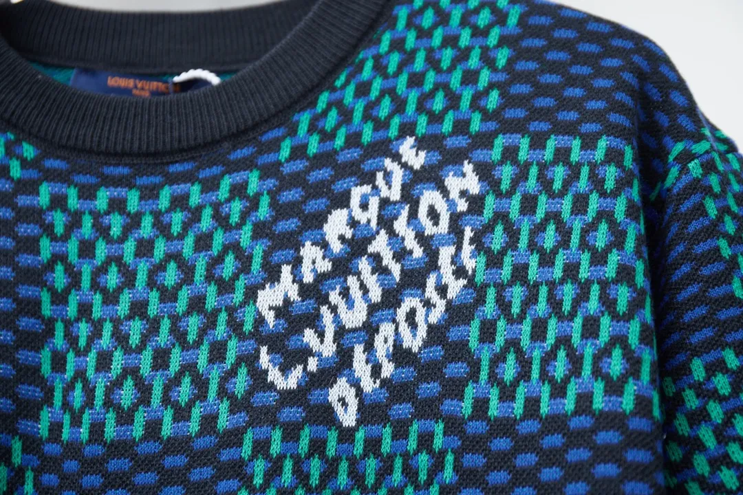 🅿️200 Louis LV 25ss spring and summer new style Checkerboard knitted short-sleeve Light luxury essential item for daily commuting for men and women Correct version Welcome to compare Detailed features · Made of high-viscosity cotton wool, with high count cotton added, dry and avoid stuffiness · Made of jacquard woven sheets imported from Germany, woven with Lv Monogram plaid intarsia, paired with knitting of the same style and color, presenting a unique three-dimensional texture · Double-needle sewing and cross-seam technology · Original main mark, washed tag, brand moisture-proof paper packaging Color: blue/grey Size: S/M/L/XL